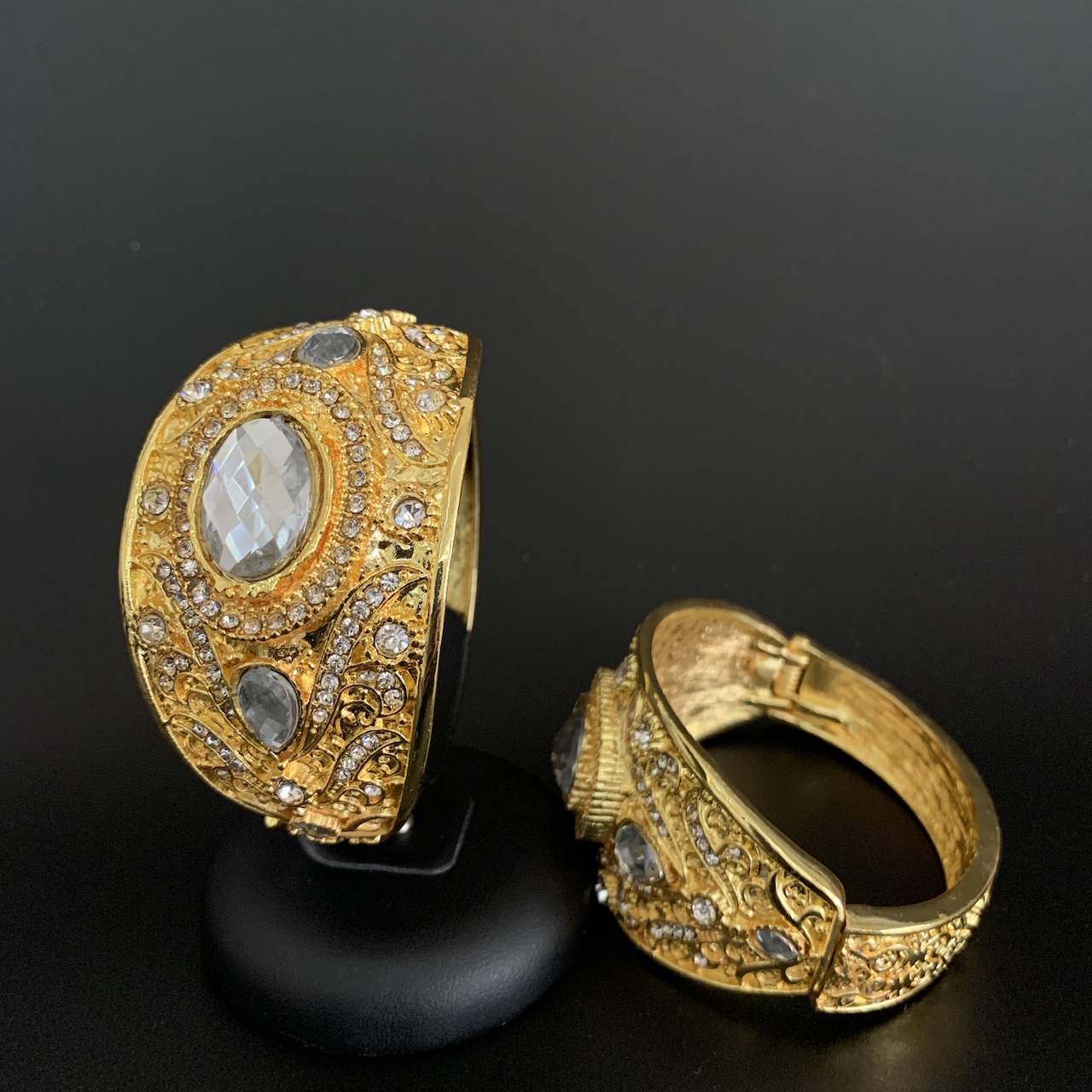 Vintage Jewelry ชุดไทย เครื่องประดับ เพชร ทอง สร้อยข้อมือ ประเพณี ผู้หญิง