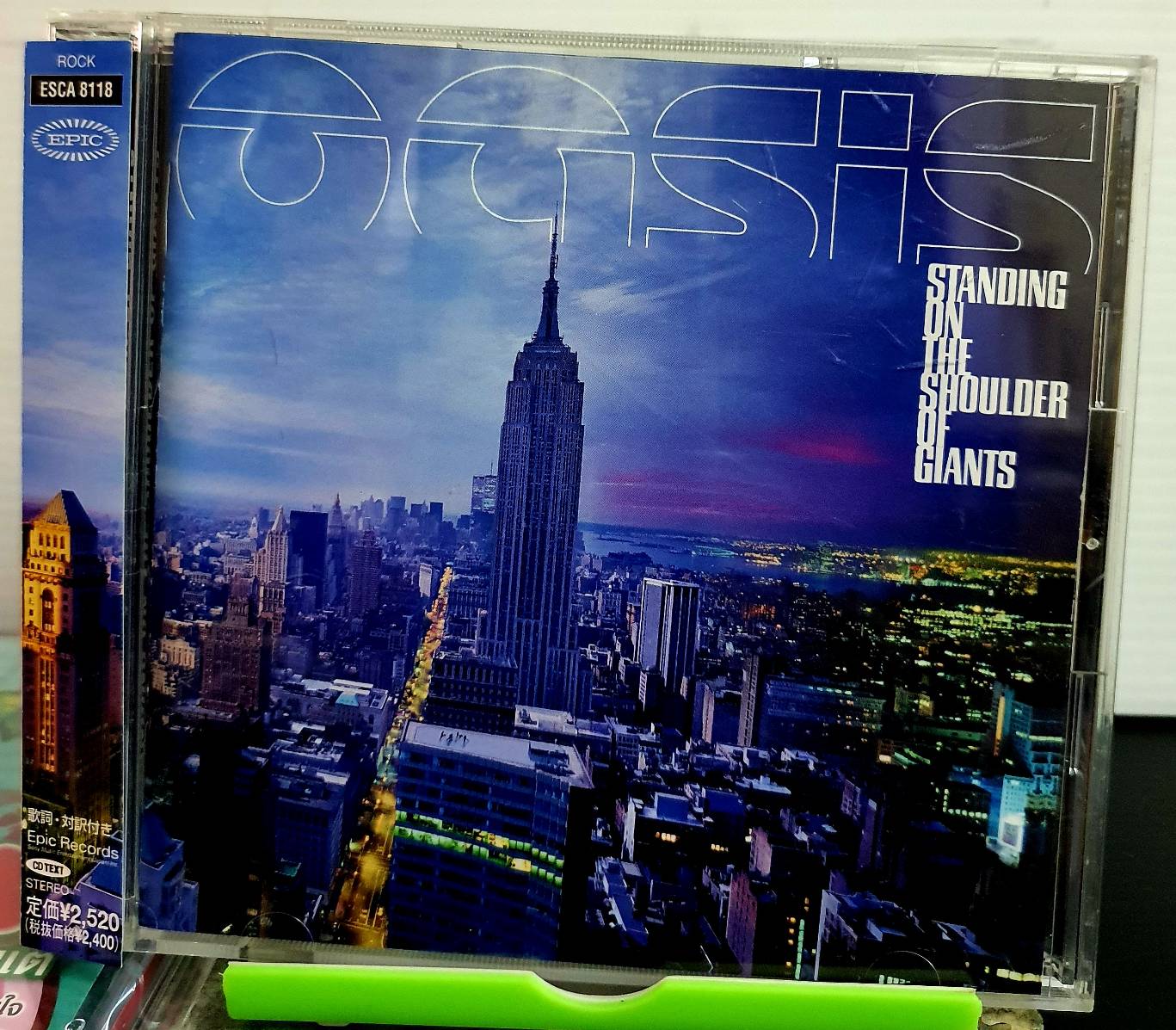ซีดีเพลง CD OASIS STANDING ON THE SHOULDER OF GIANTS*Made In Japan