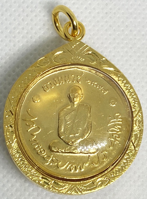 เหรียญทรงผนวช ในหลวงรัชการที่ 9 วัดบวรนิเวศวรวิหาร พ.ศ.2508 เนื้อสามกษัตริย์ เลี่ยมกรอบทอง