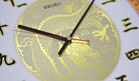 SEIKO รุ่น QXA741G ขนาด16นิ้ว นาฬิกาแขวนมงคล Limited Edition ตรุษจีน - ขอบทอง หน้าปัดพิมพ์ลายมังกรสีทอง พร้อมตัวเลขภาษาจีน