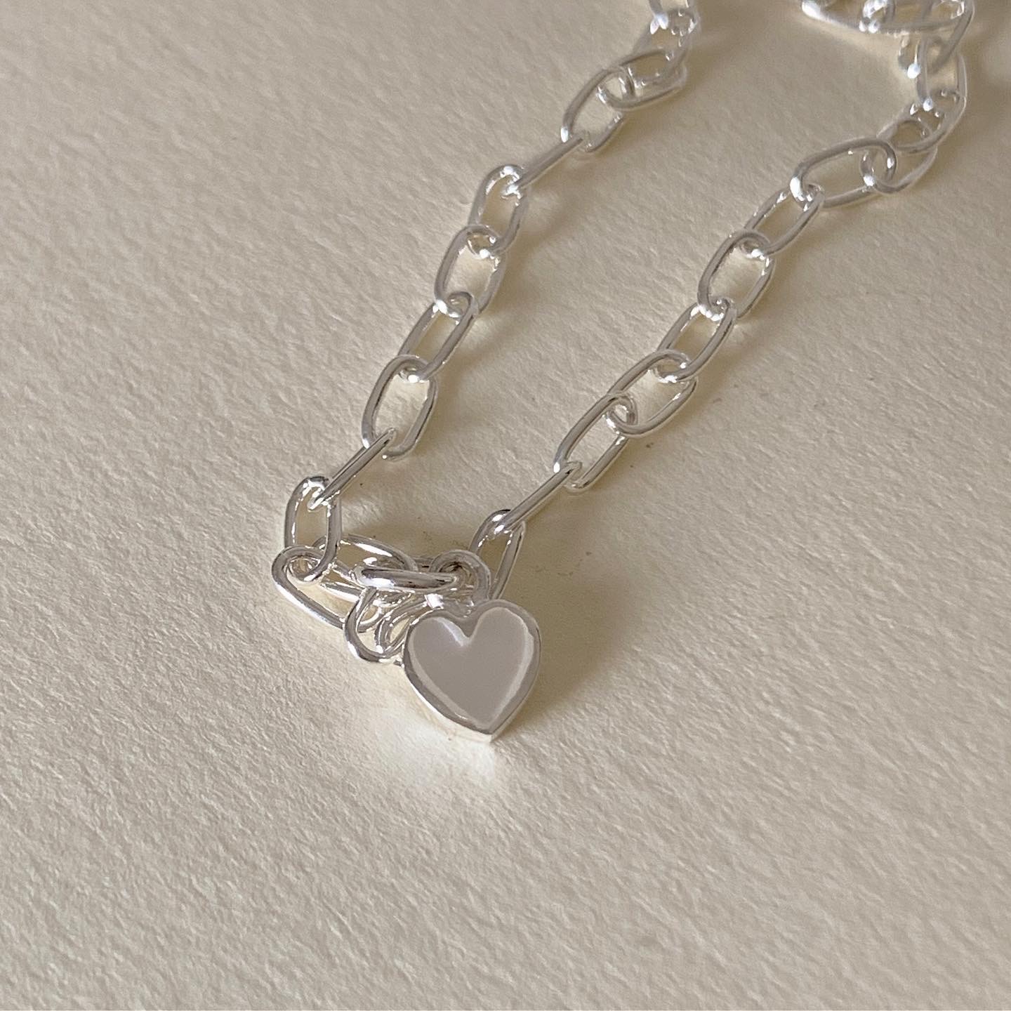 Your wishlist / สร้อยข้อมือเงินแท้ จี้เปลือกหอยทรงหัวใจ+กระดิ่ง (ไม่รับแจ้งได้ค่า) / Miniclip bracelet with snow heart