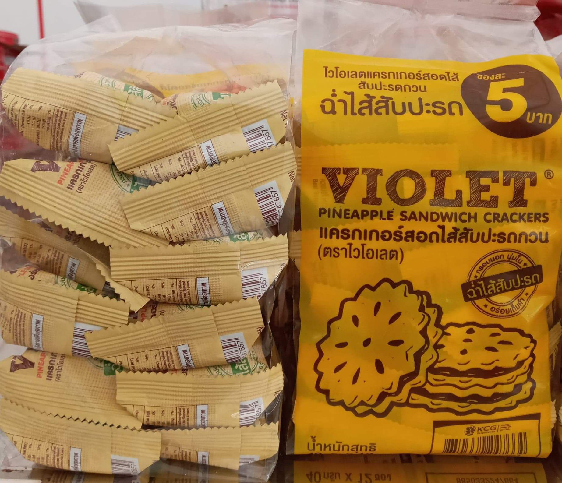 แครกเกอร์สอดใส้สับปะรดกวนตราไวโอเลต ขนมไส้สับปะรดกวน ขนมกินเล่นของฝาก 3 แพ็ค VIOLET Pineapple Sandwich Crackers.3 packs.
