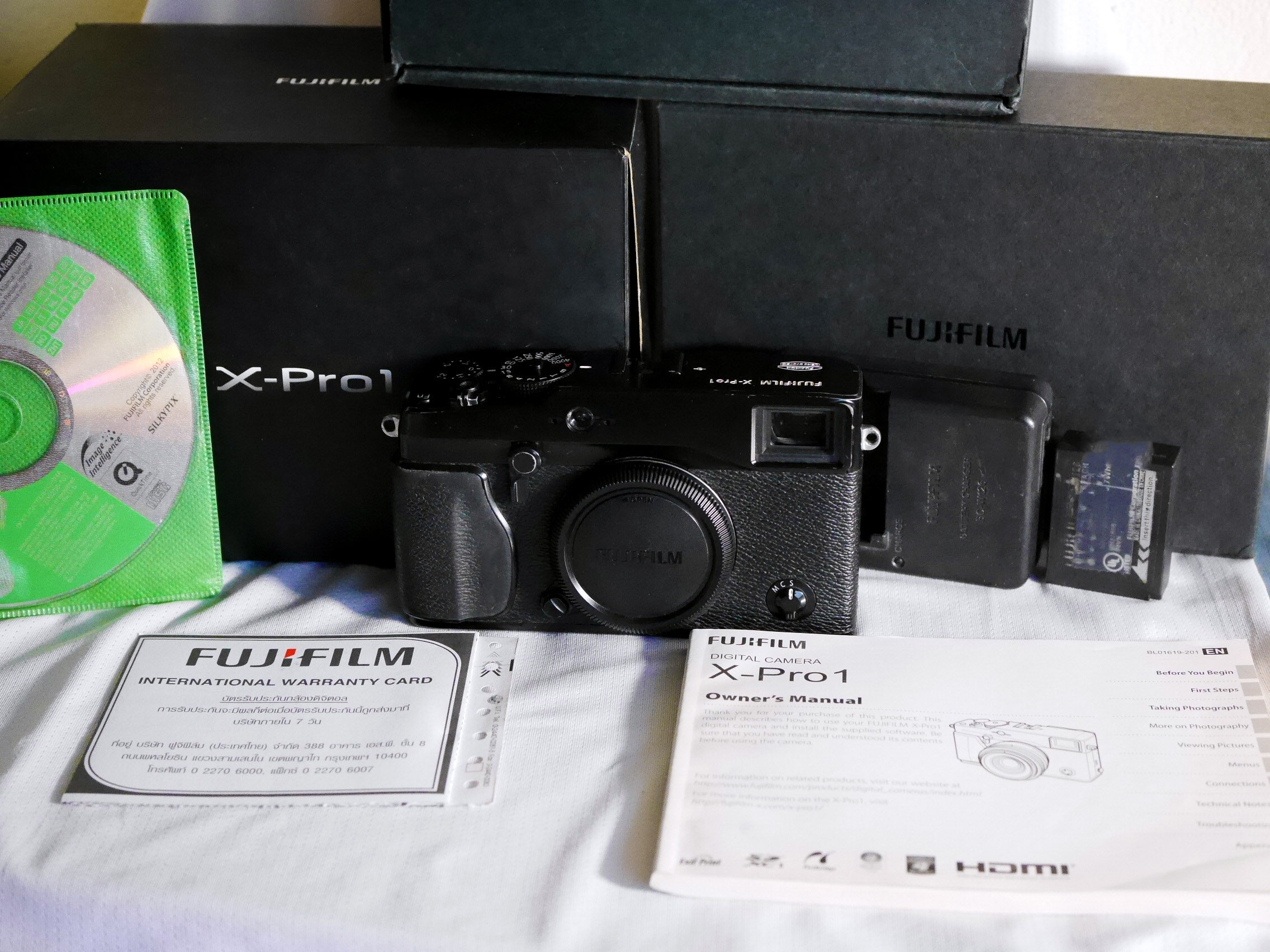 Fuji Fujifilm XPro1 Digital Camera body in Box, Hybrid optical / electronic viewfinder, APSC