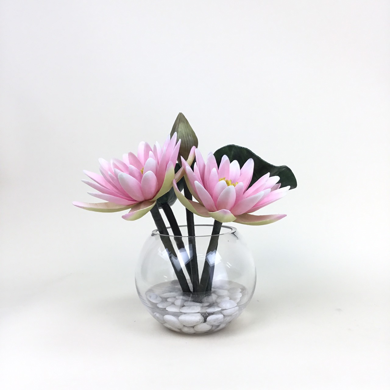 แจกันดอกบัวประดิษฐ์ ดอกบัวสีชมพูจัดในแจกันแก้วใสทรงกลม Artificial water