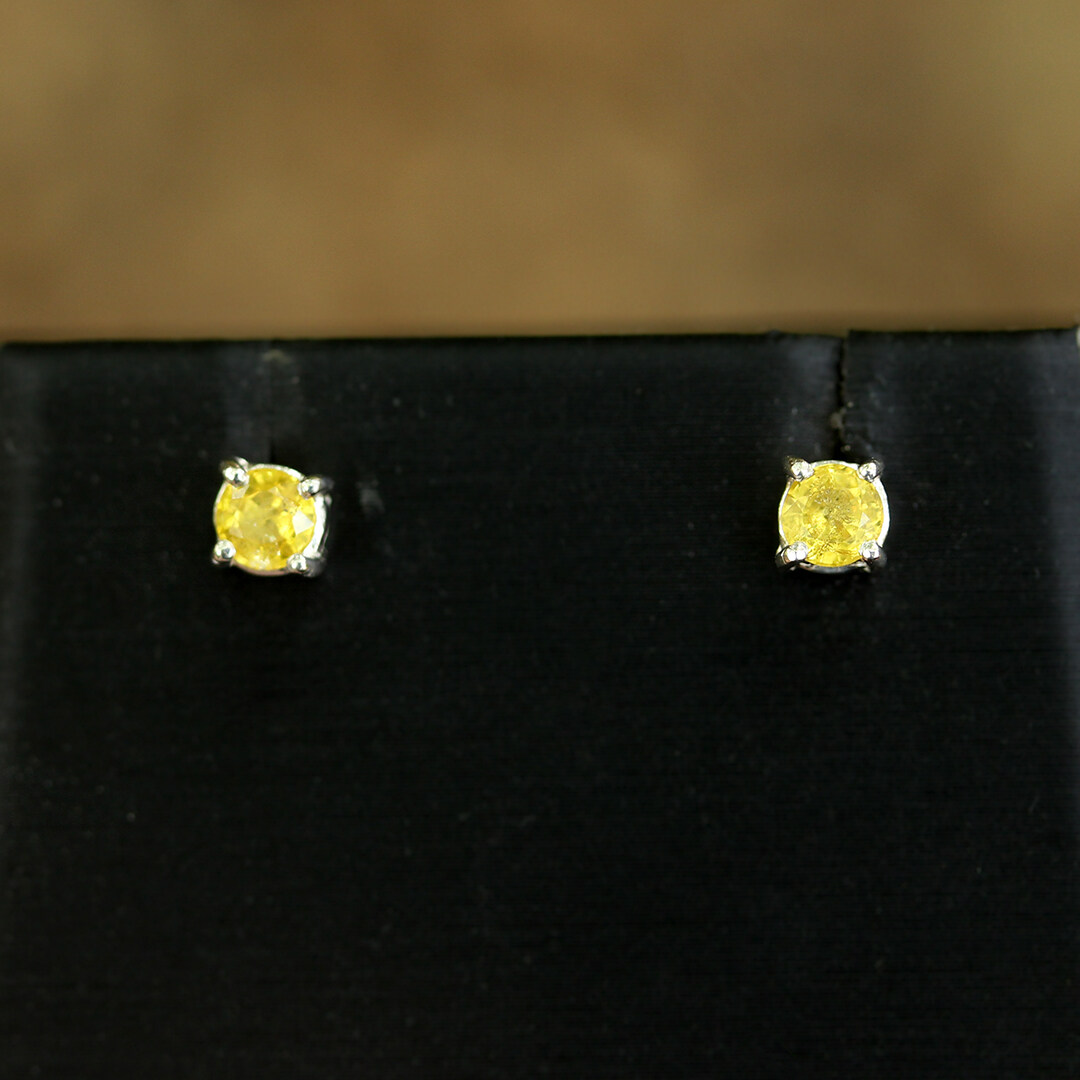 ต่างหูพลอยบุษราคัมน้ำทองบางกะจะ(Yellow Sapphire)  เรือนเงินแท้92.5%ชุบทองคำขาว พลอยแท้ ขุดค้นพบที่บ่อบางกะจะ จ.จันทบุรี