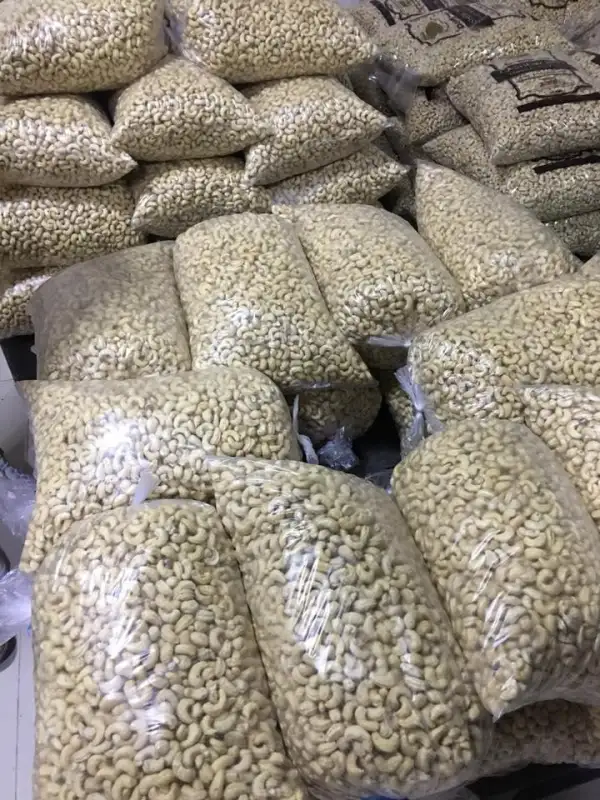 ภาพหน้าปกสินค้าRaw Cashew Nuts (whole kernels / non roast) 1KG bag จากร้าน Nattawut Great Shop บน Lazada