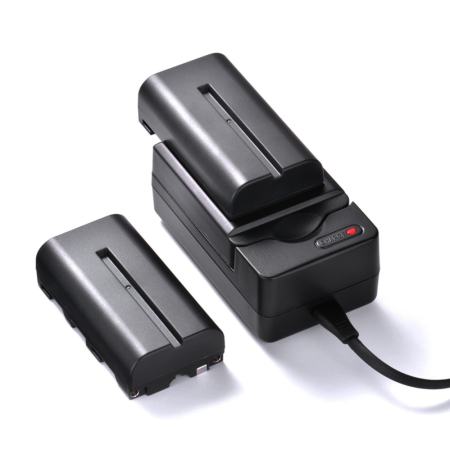 Tycka แบตเตอรี่แพ็ค 2 ชิ้น ความจุ 2200mAh NP-F550/F570/F530 แบตเตอรี่ Li-ion พร้อมเครื่องชาร์จ 5V/1A และ USB cable