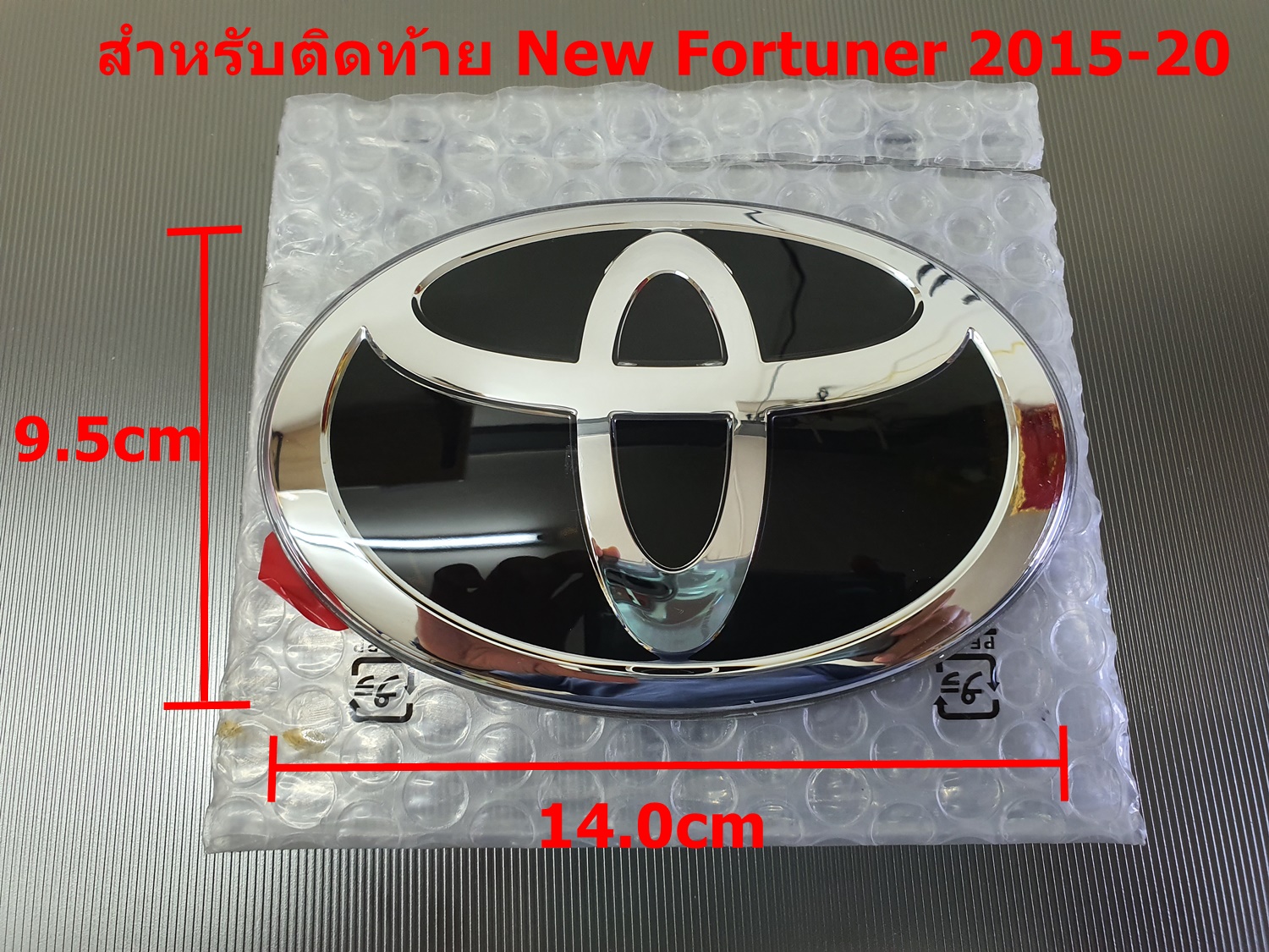 ป้ายโลโก้ TOYOTA พลาสติกเคลือบแก้วสีดำขอบโครเมี่ยม ขนาด 14.0X9.5 cmสำหรับติดท้าย NEW FORTUNER 2015-20 ติดตั้งด้วยเทปกาวสองหน้าด้านหลัง