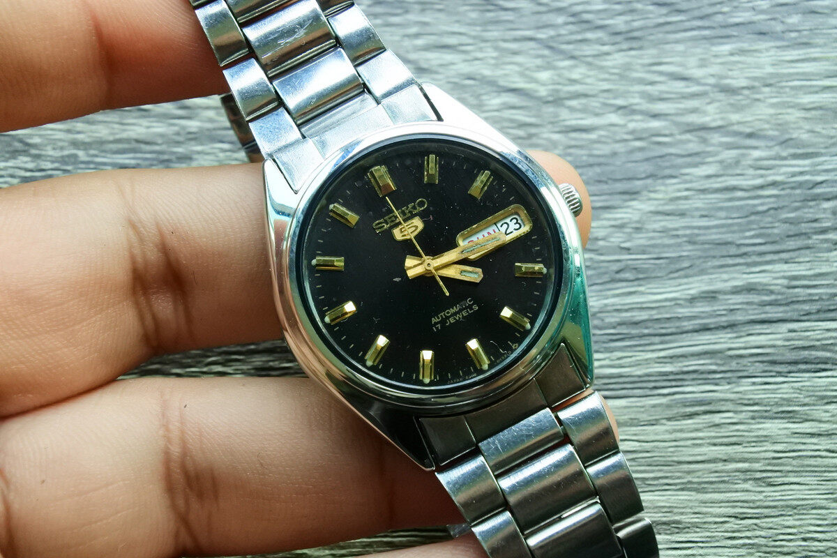 นาฬิกา Vintage มือสองญี่ปุ่น SEIKO 5 17jewels ระบบ 6309-6240 Automatic Day  Date ผู้ชาย ทรงกลม กรอบเงิน หน้าดำ หน้าปัด 36mm สายสแตนเลสแท้ ใช้งานได้ปกติ  สภาพดี ของแท้ ไม่กันน้ำ - Proudprimawatch - ThaiPick
