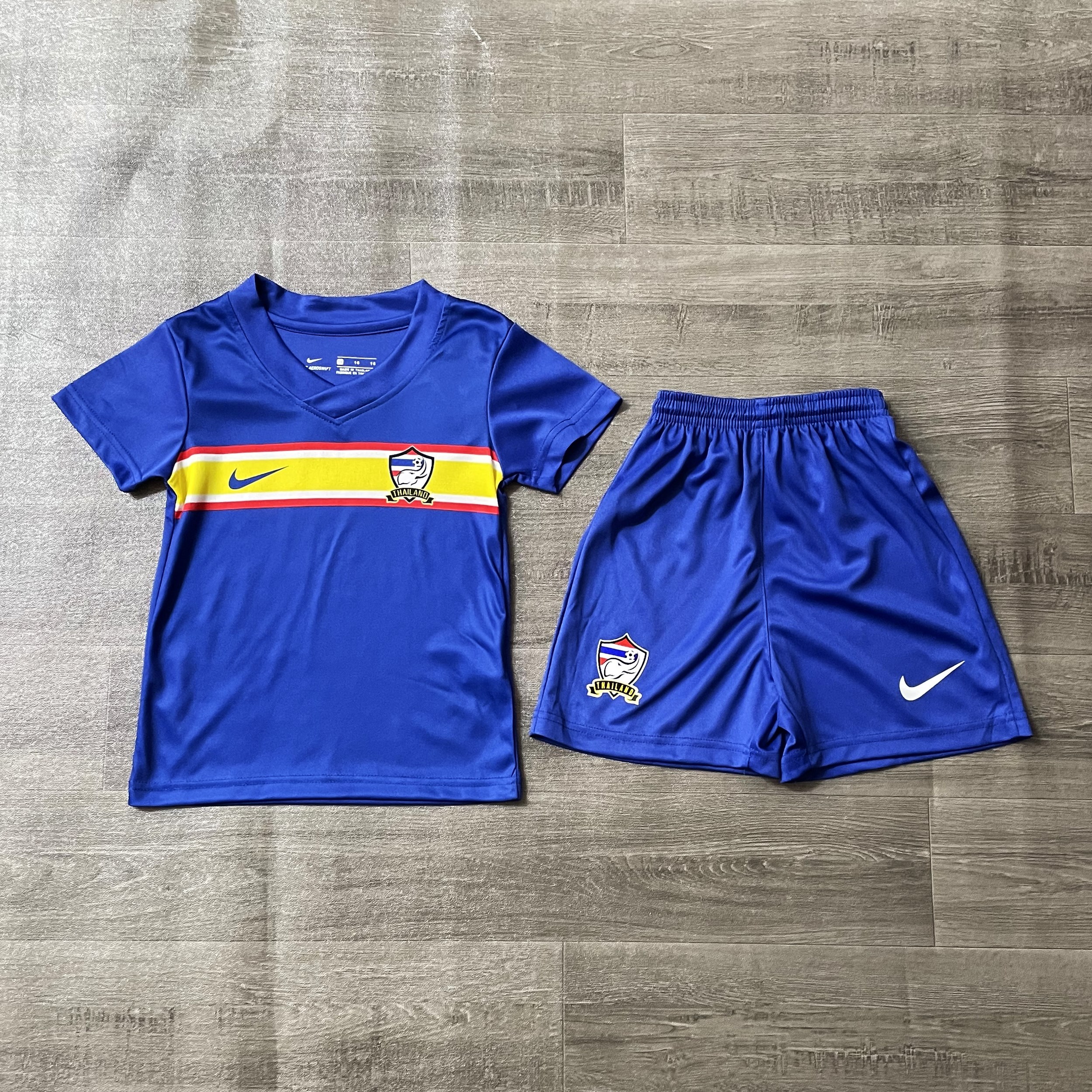 ชุดบอลเด็ก ชุดกีฬาเด็กทีมไทยแลนด์ ซื้อครั้งเดียวได้ทั้งชุด (เสื้อ+กางเกง) ซื้อตัวเดียวในราคาส่ง  เกรด-A