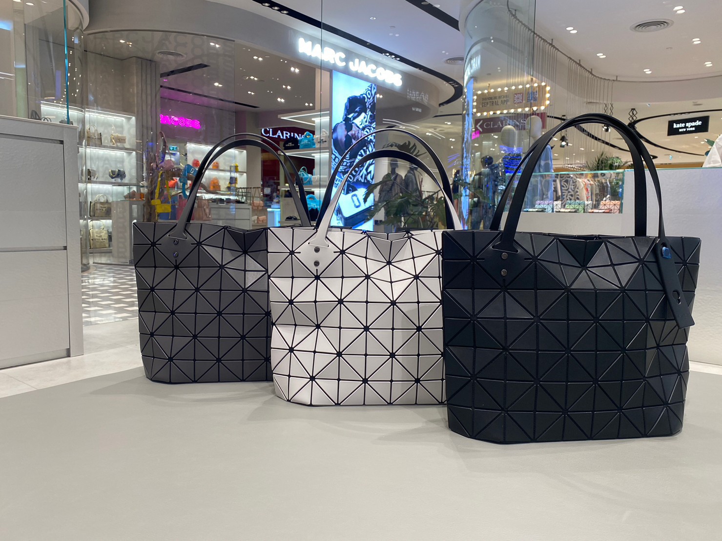 BaoBao PRISM KANGAROO CROSSBODY ของแท้จาก Shop baobao issey Miyake ...