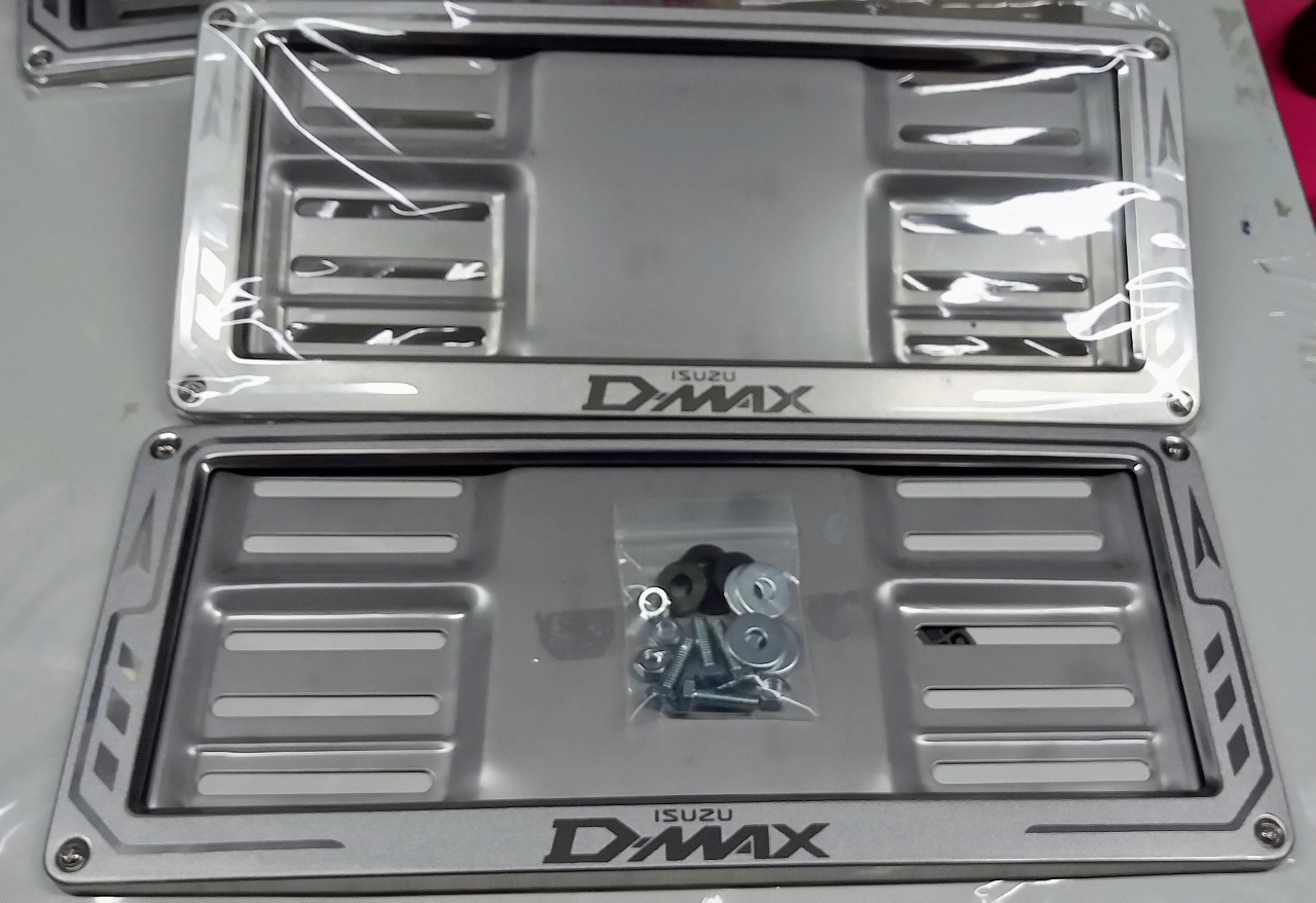 กรอบป้ายทะเบียนรถยนต์สแตนเลส ISUZU DMAX จำนวน 1 คู่