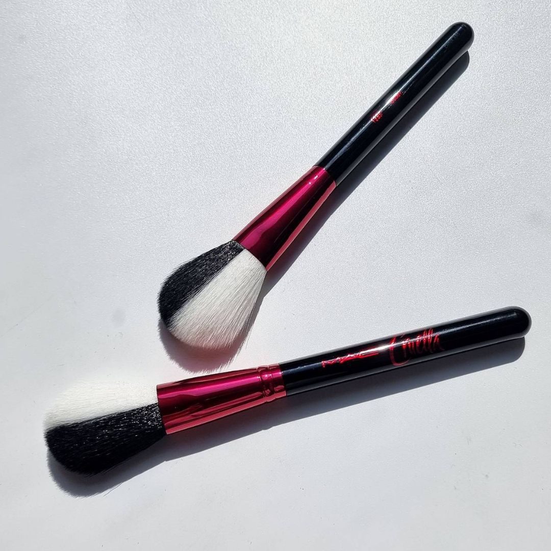 MAC POWDER BRUSH THE DISNEY CRUELLA COLLECTION BY Lazada.co.th