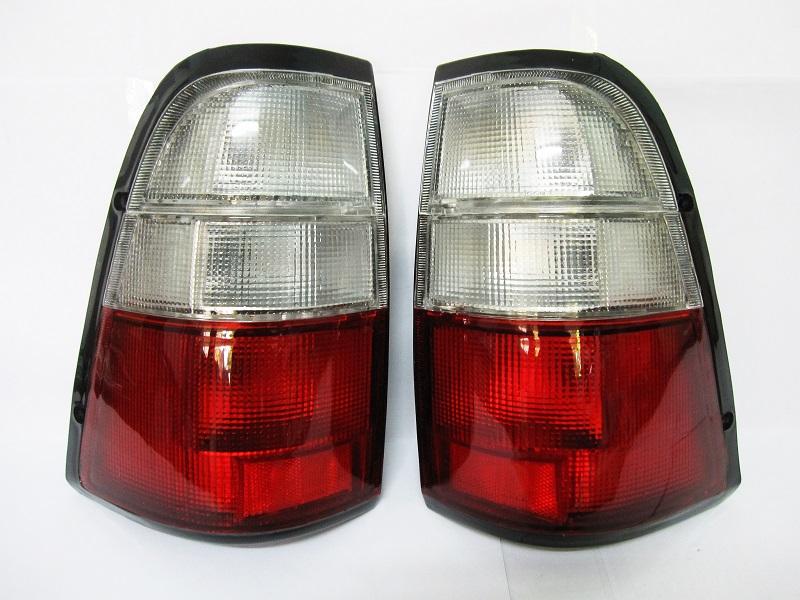 เสื้อไฟท้าย อีซูซุ ทีเอฟอา  Isuzu TFR ปี1999-2001 ดราก้อนอาย แดง-ขาว (LH + RH) (ซ้ายและขวา) TFR 99-01 โคมไฟ Tail Light  Rear Lamp สีิขาว-แดง   ไม่รวมชุดสายไฟ  ข้างซ้าย ข้างขวา ไฟท้าย ฝาไฟท้าย  อะไหล่รถยนต์ รถกระบะ ราคาโรงงาน ราคาถูก คุณภาพดี