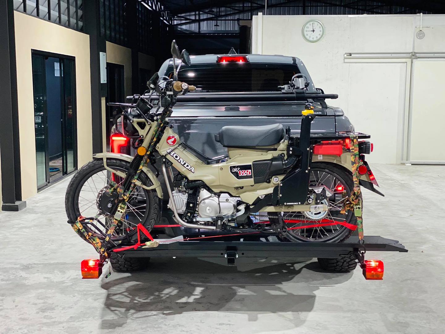 Motorcycle Rack ถาดบรรทุกมอเตอร์ไซด์ ใช้งานคู่กับชุดลากหรือกันชนออฟโรด  ขนาดกระบอกเสียบ 2x2 นิ้ว รับน้ำหนักได้ไม่เกิน 120 กิโลกรัม
