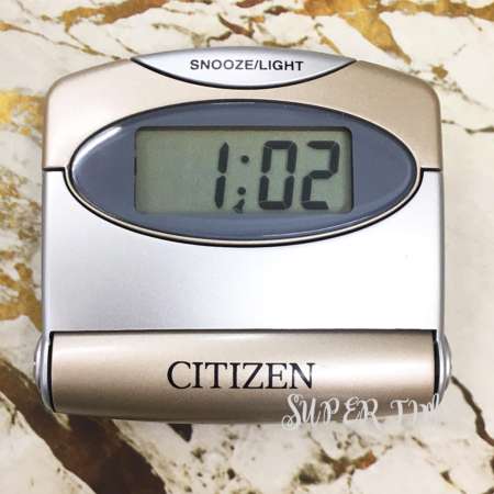 ขายสินค้าคุณภาพ CITIZEN นาฬิกาปลุก ฝาพับ Digital รุ่น DC8101A - Metallic Gilt -
ทรงสี่เหลี่ยม สีทอง/เงิน ใหม่เอี่ยม