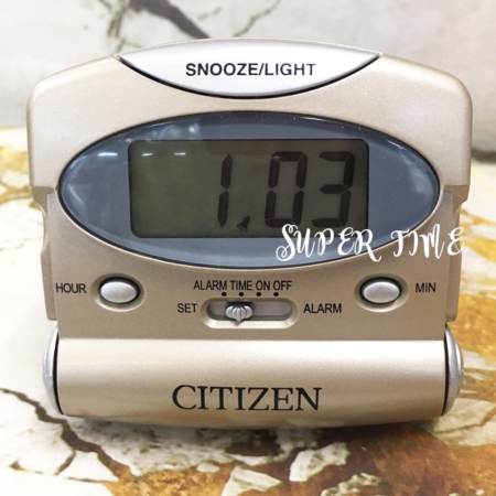 CITIZEN นาฬิกาปลุก ฝาพับ Digital รุ่น DC8101A - Metallic Gilt - ทรงสี่เหลี่ยม สีทอง/เงิน