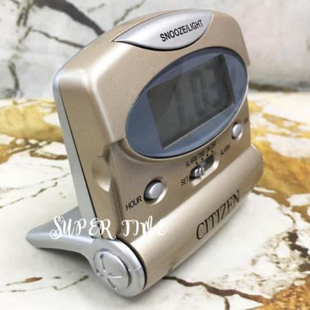 CITIZEN นาฬิกาปลุก ฝาพับ Digital รุ่น DC8101A - Metallic Gilt - ทรงสี่เหลี่ยม สีทอง/เงิน