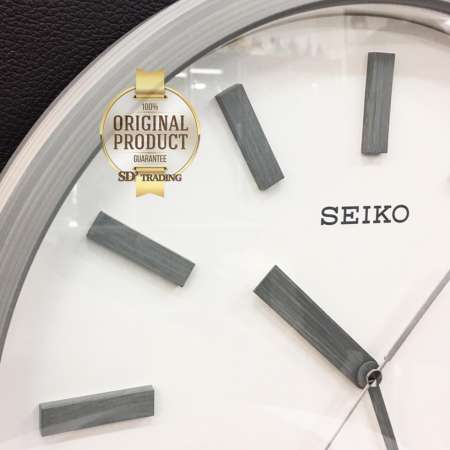 SEIKO นาฬิกาแขวนผนังสไตล์โมเดิร์น สีเทาอ่อนลายไม้ รุ่น QXA681N
