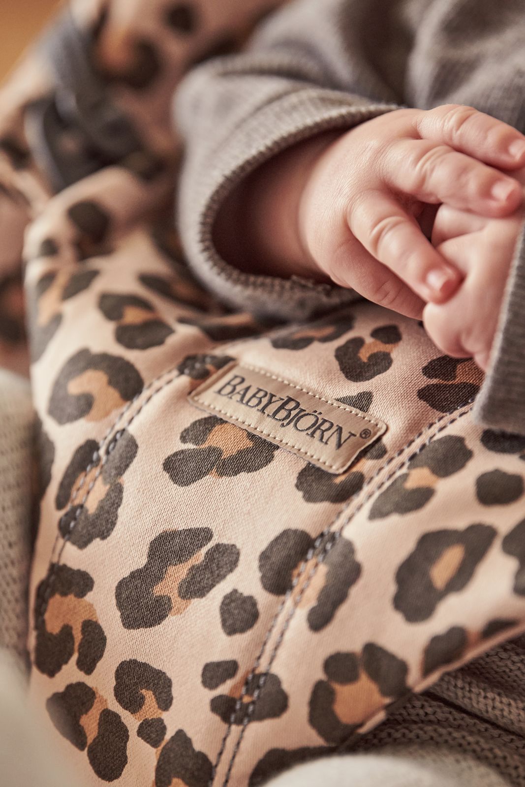 BABYBJORN Bouncer Bliss, Lightweight baby swing from Newborn up to 2 years old [Cotton]  สีวัสดุ Beige/Leopard
