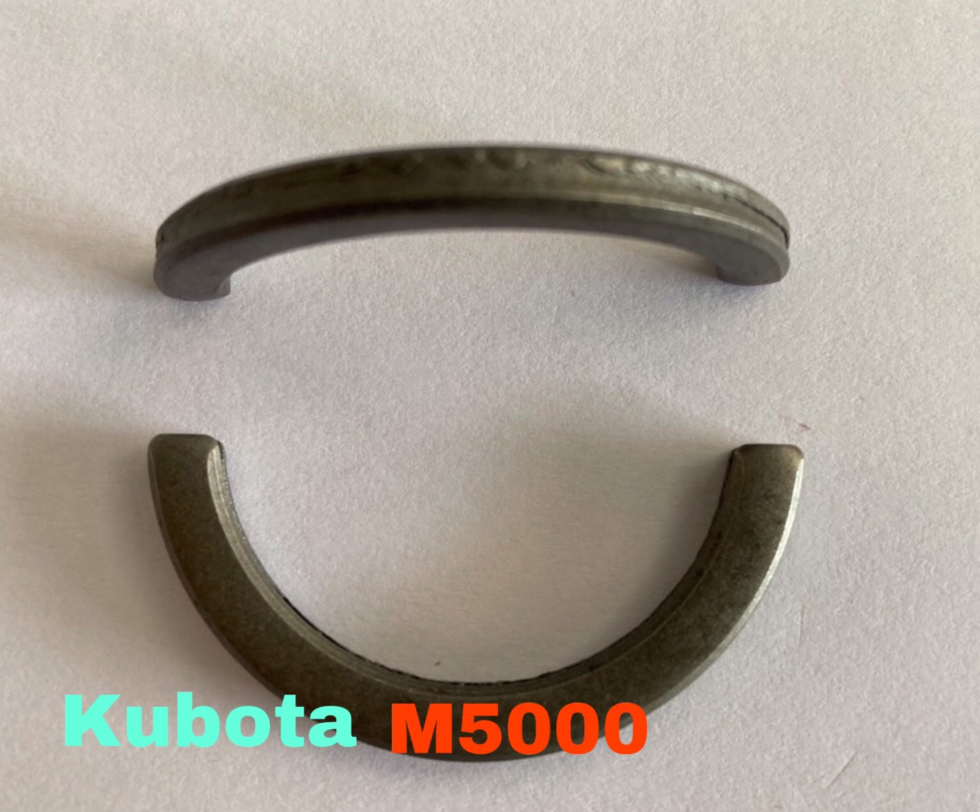คูโบต้า M5000 แหวน เกือกม้า ล็อคดุมล้อหน้า (Kubota) (แหวน คอลล่า ล๊อคดุมล้อหน้า เพลาล้อหน้า) (1ชุดมี 2 ตัว)