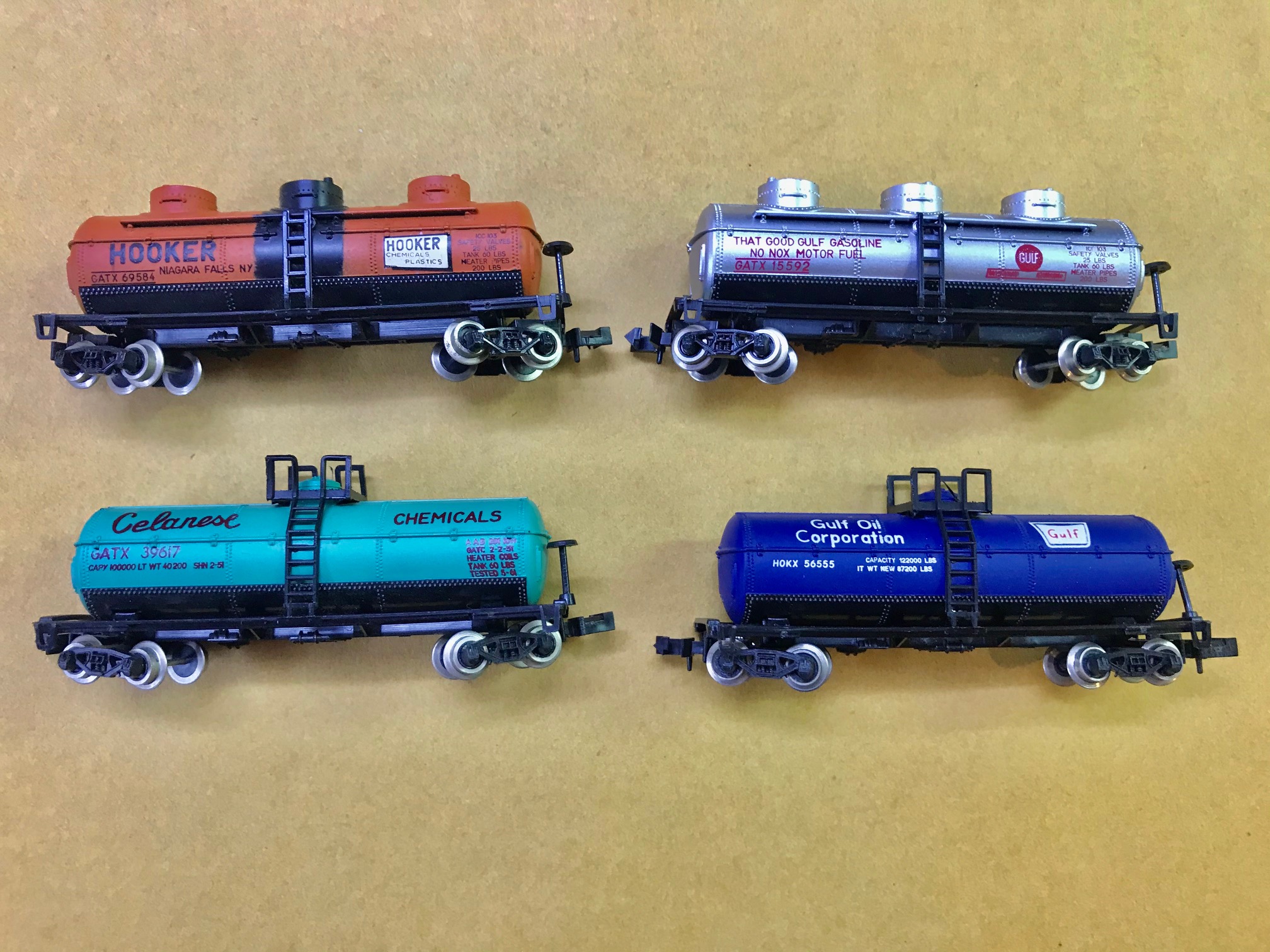 Brand new Arnold (Life Like) N scale Tankers Wagons 4 colours.  Arnolld ใหม่เอี่ยม (เหมือนจริง) N scale Tankers Wagons 4 สี