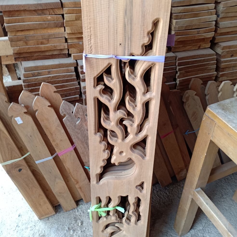 ฉลุระเบียงไม้สักลายกวาง (ราคา /แพ็ค)  กว้าง 5 นิ้ว ยาว 80 cm หนา 1.5 cm