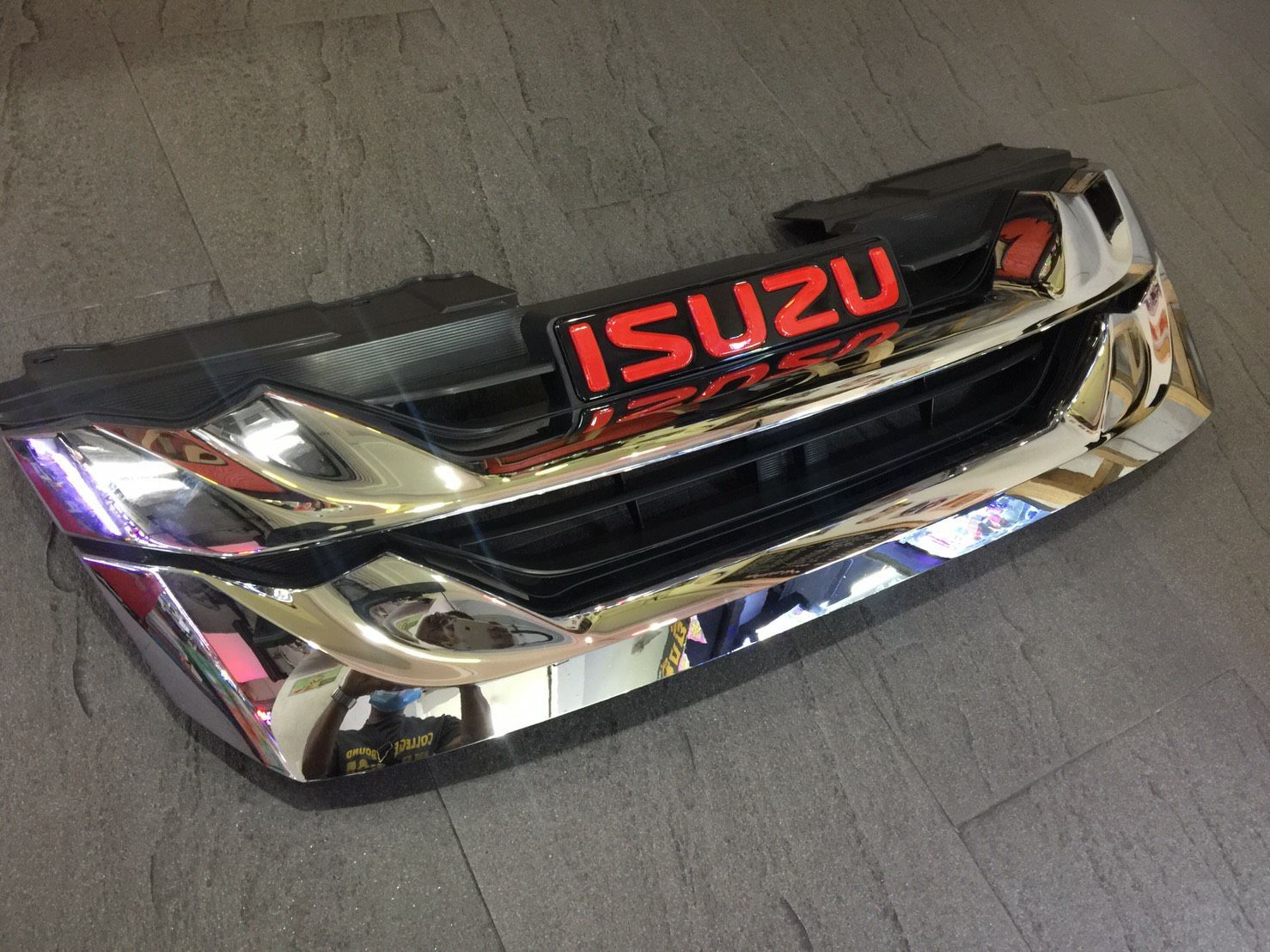 กระจังหน้าแต่ง ISUZU MU-X ปี2012-2015+พร้อมโลโก้ISUZUสีแดง ตรงรุ่น ใส่ได้เลย งานเกรดA สีชุปโครเมียม