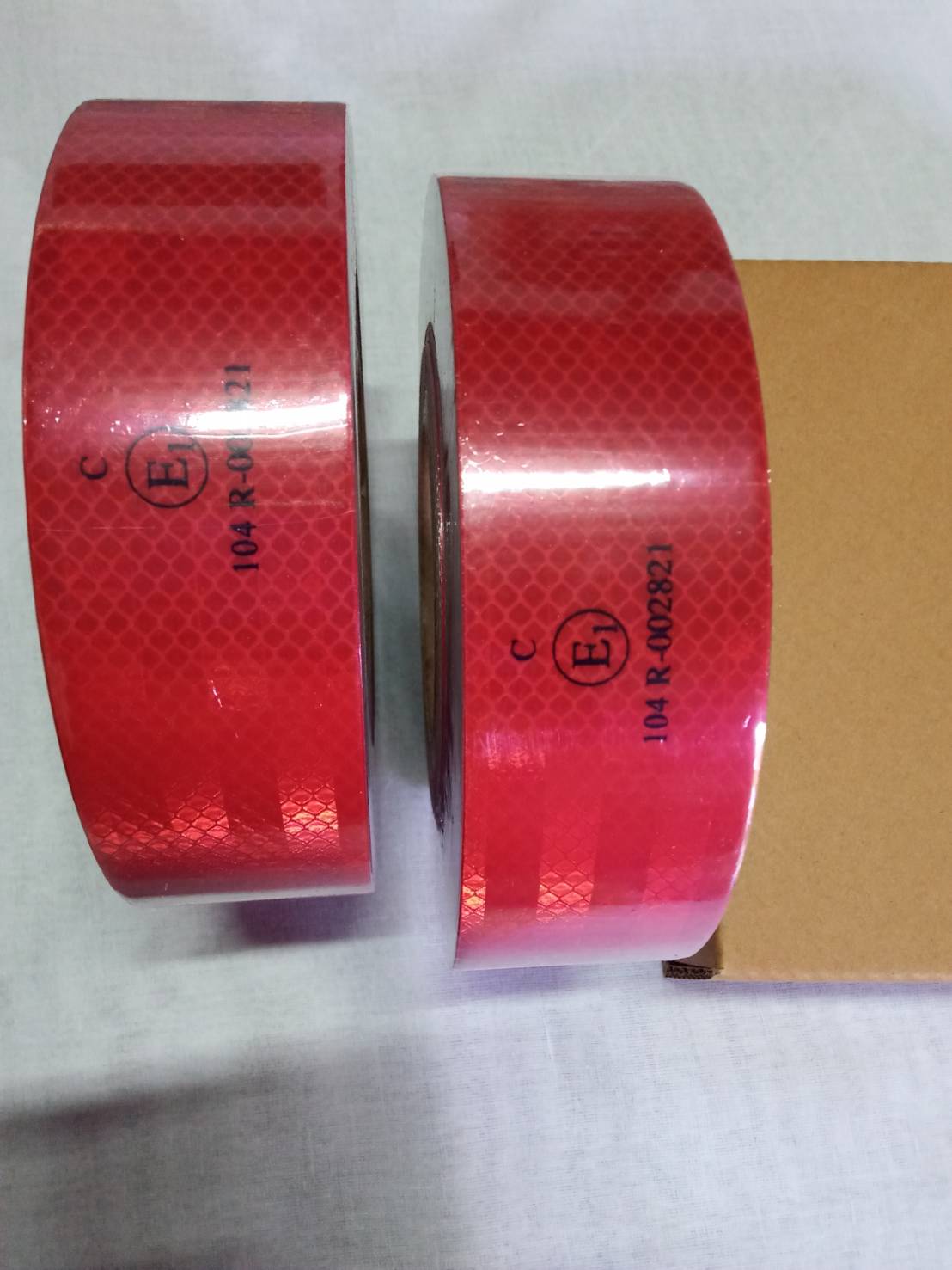สติ๊กเกอร์สะท้อนแสงสีแดง มีขอบกันน้ำ E1 104-R  แบ่งขาย ขนาด 30 ซม.