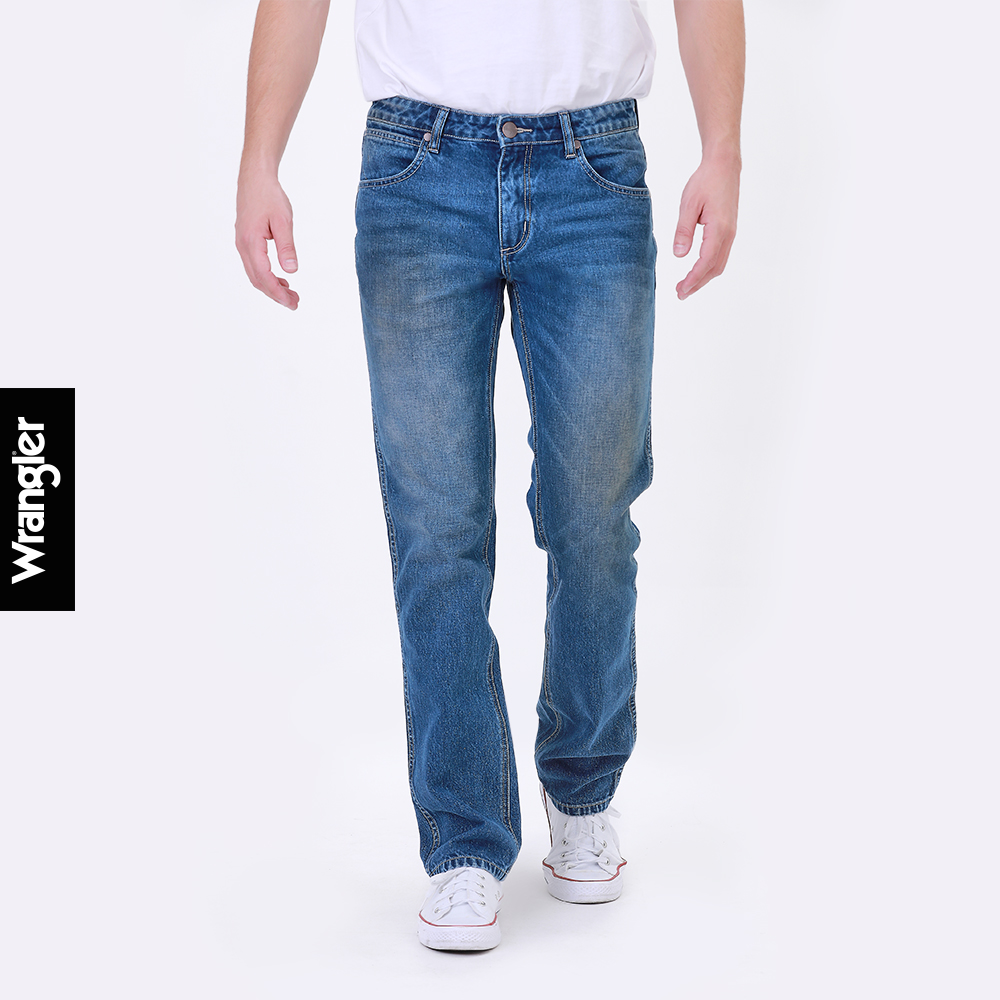 WRANGLER กางเกงยีนส์เอวกลางทรงขากระบอก GREENSBORO รุ่น WR W015Q209 แรงเลอร์ กางเกงยีนส์ กางเกงยีนส์ผู้ชาย เสื้อผ้าผู้ชาย