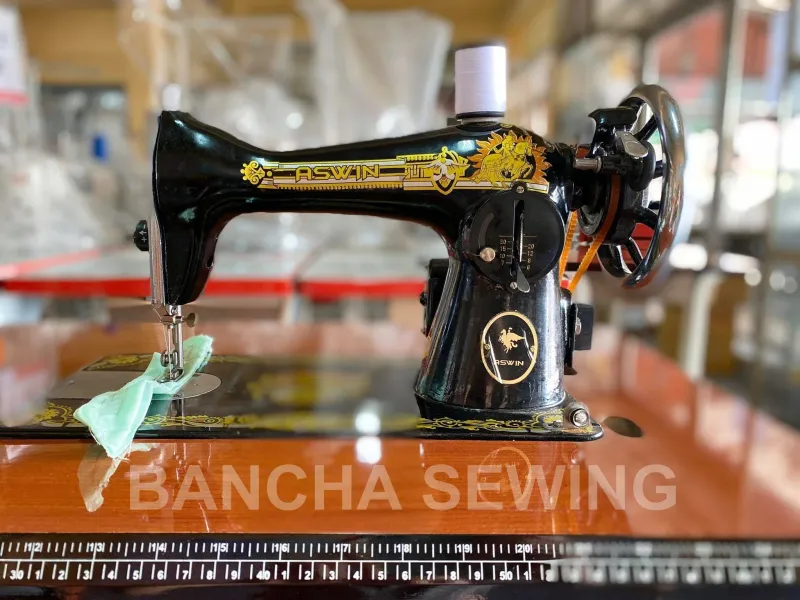 ภาพหน้าปกสินค้าส่งฟรี จักรเย็บเล็กหัวดำ ยี่ห้อ ASWIN พร้อมโต๊ะ ครบชุดพร้อมใช้งาน รับประกัน 1 ปี จากร้าน Bancha sewing บน Lazada