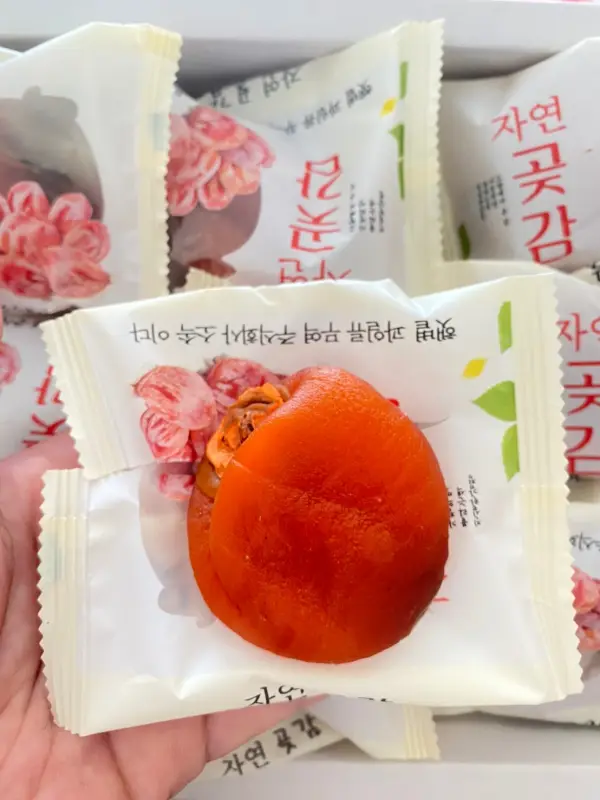 ภาพหน้าปกสินค้าลูกพลับอบแห้ง Dried Persimmon Premium นำเข้าจาก เกาหลี ผลไม้อบแห้ง (1 ลูก / 1 ห่อ) จากร้าน Kokofruit.4289 บน Lazada