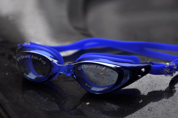 แว่นตาว่ายน้ำ แว่นว่ายน้ำ + กล่อง ป้องกัน UV 100% กระจกป้องกันฝ้า ป้องการการรั่วซึม สายรัดยืดหยุ่นได้ดี