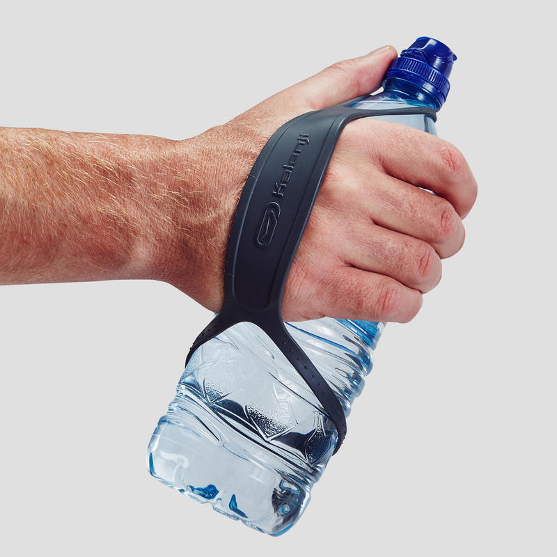ที่จับขวดน้ำสำหรับวิ่งKalenjiแบบสอดเข้าฝ่ามือ – สีเทาเข้ม – Strap for Water Bottle Running Jogging Exercise Universal fit
