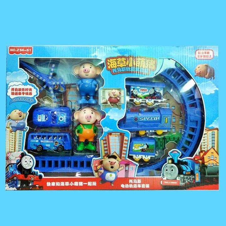 ชุดใหญ่ 16 ชิ้น รถไฟหมู ไฟฟ้า ชุดของเล่น สำหรับเด็ก พร้อมของเล่นหมู, รถบัส, รถยนต์, เฮลิคอปเตอร์และรางวิ่ง   Large 16 Pc Piggy Electric Train Set Kids Toy with Toy Pigs, Bus, Car, Helicopter, and Track