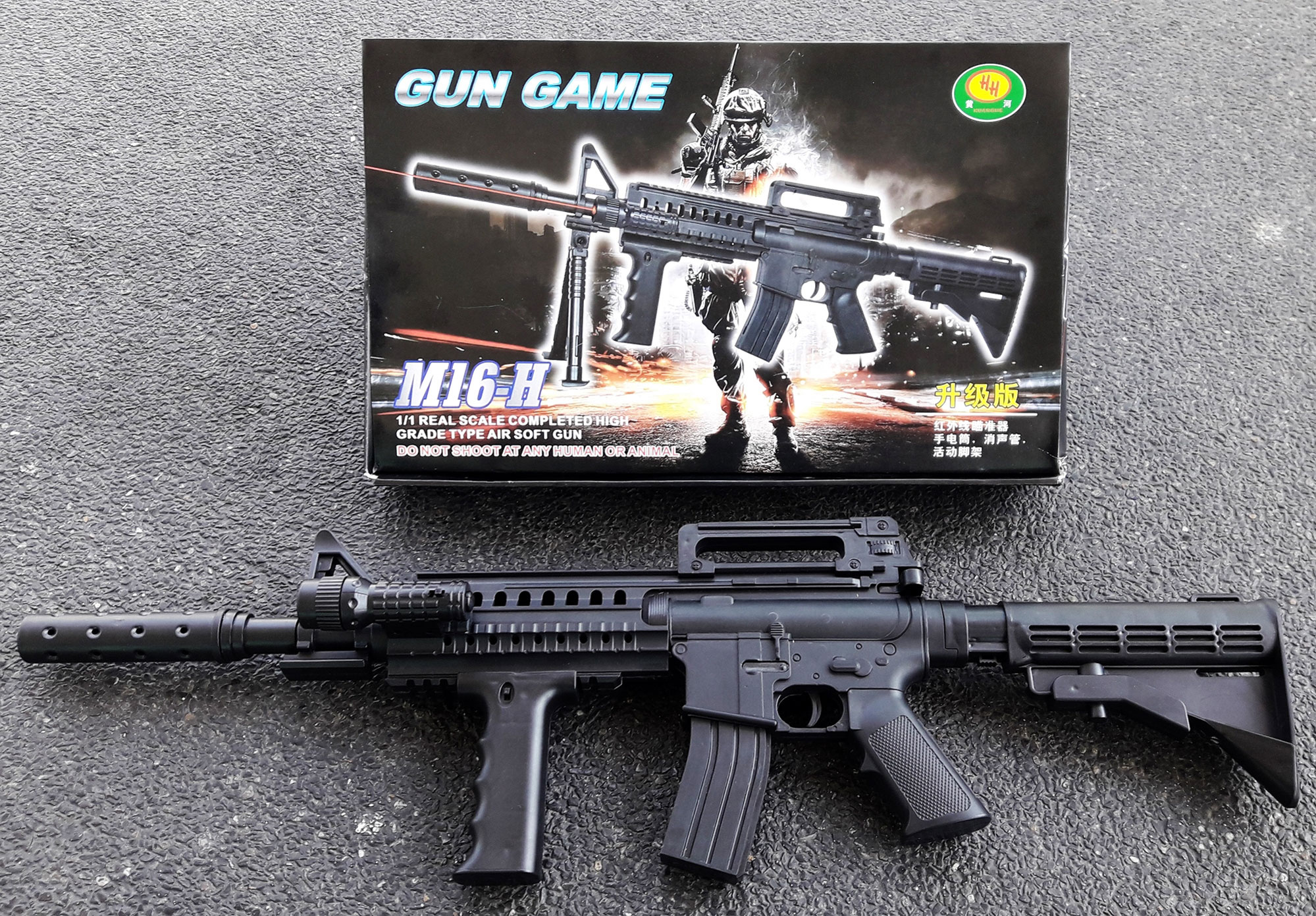 KhoaOat Shop ปืนของเล่น ปืนอัดลม สีดำ ระบบสปริง ชักยิงด้านหลัง  M16-H GUN GAME
