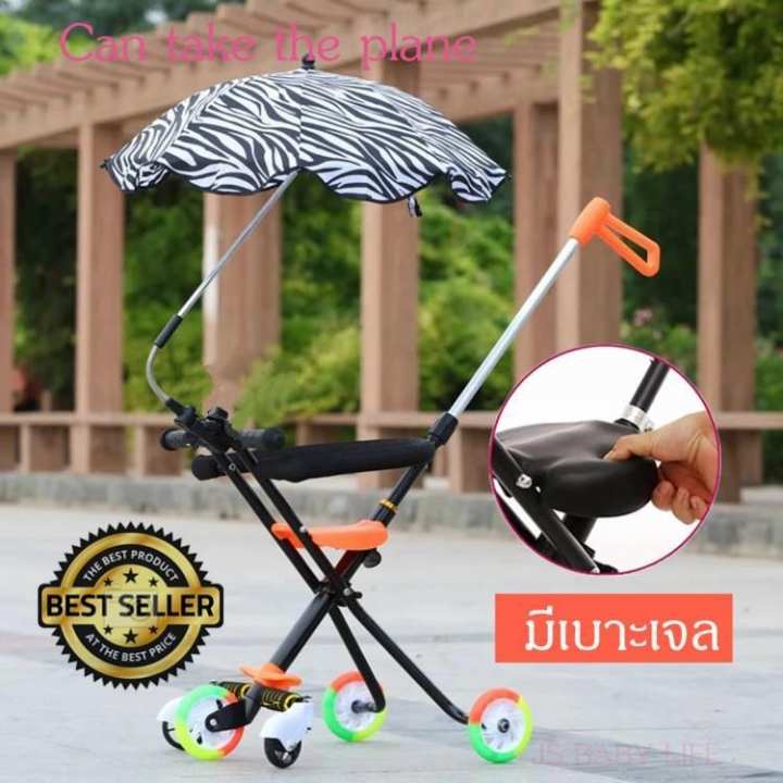 Baby Life รถเข็นเด็ก5ล้อ เบาะนิ่ม แถมร่ม แถมตะกร้า แถมเข็มขัดนิรภ รับน้ำหนักได้ 50 kg พับเก็บได้ มีสายสะพายหลังได้ น้ำหนักเบา2.8kg มีไฟที่ล้อ รุ่น:TC2