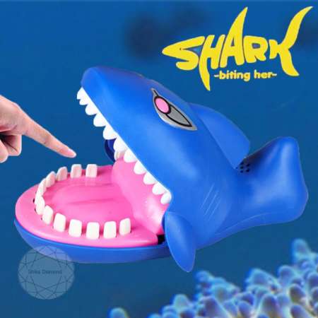 ฉลามงับนิ้ว ฉลามมีไฟและเสียง Shark Biting her