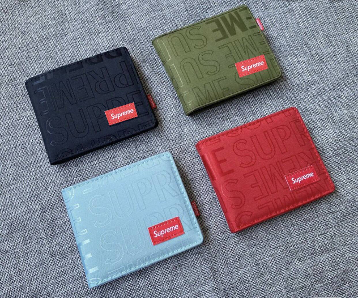 กระเป๋าสตางค์Supreme มีสี่สี สีดำ สีแดง สีเขียว สีฟ้า (พร้อมกล่อง)