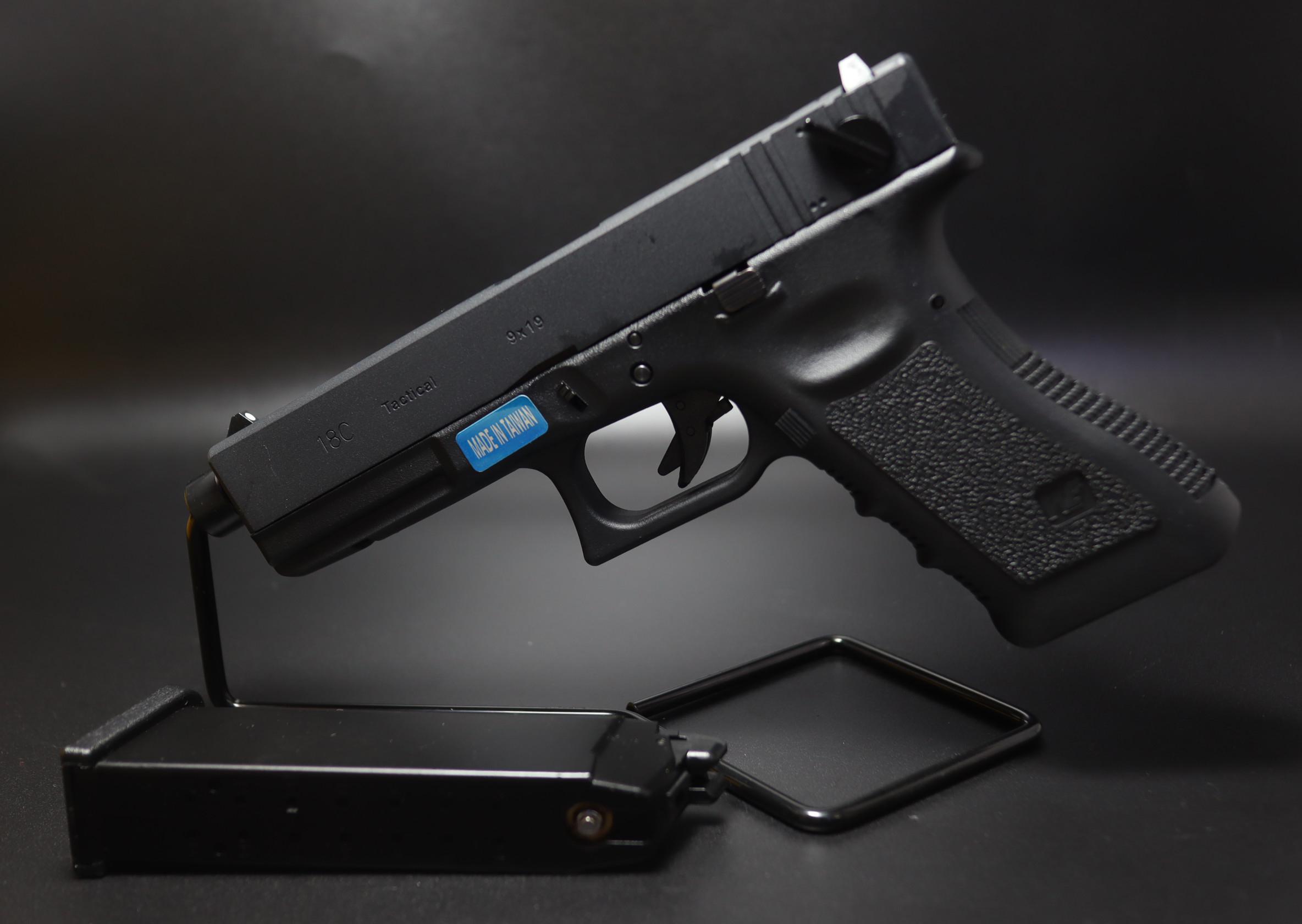 บีบีกันปืนสั้นระบบกรีนแก๊ส WE G 18 GEN 3 ฟรี!! แก๊สนอกและกระสุนถุงใหญ่ 4,000 นัด