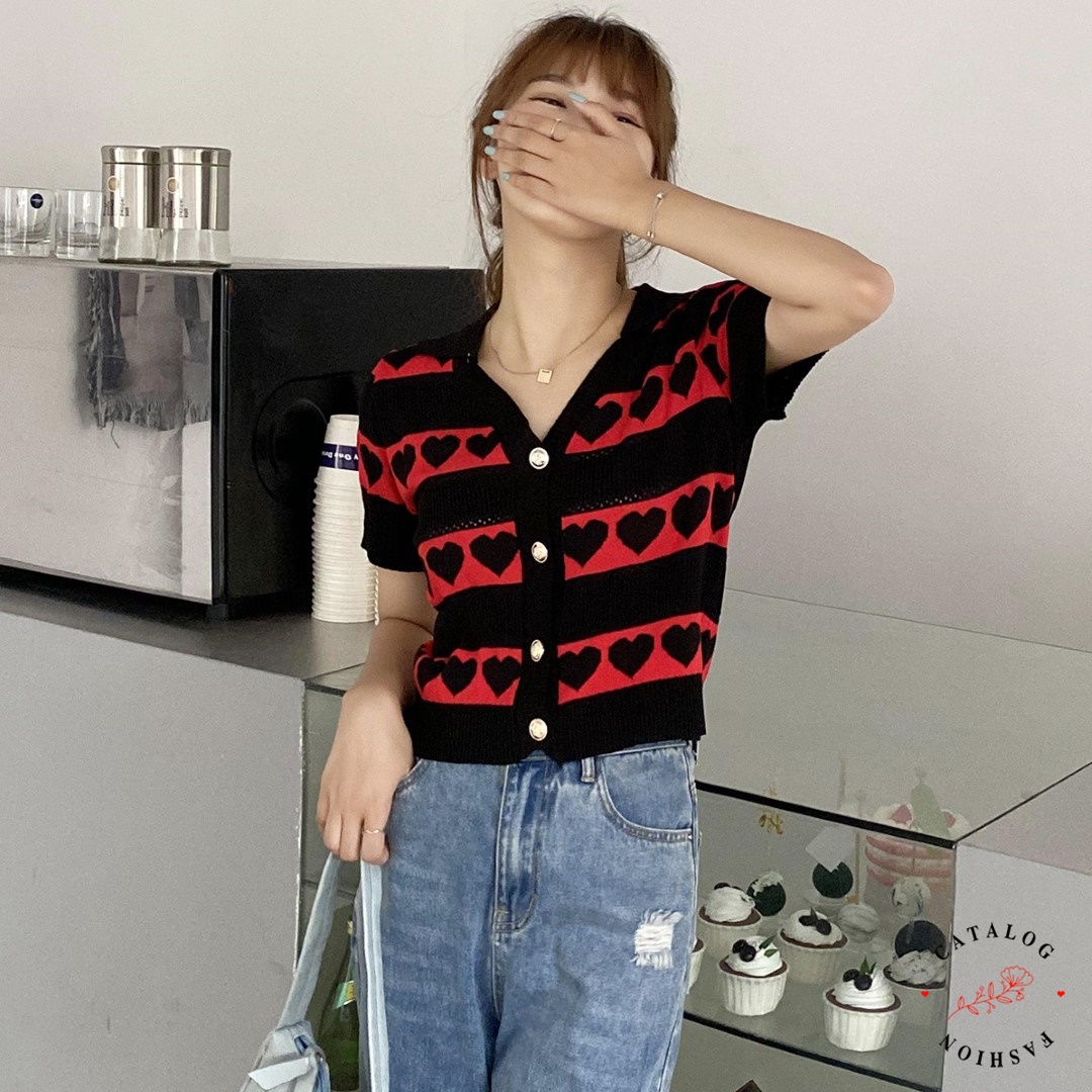 ꕥCatalog Fashionꕥ เสื้อไหมพรมแขนสั้นคอปก แต่งกระดุมมุก ลายหัวใจ สีทูโทน ...