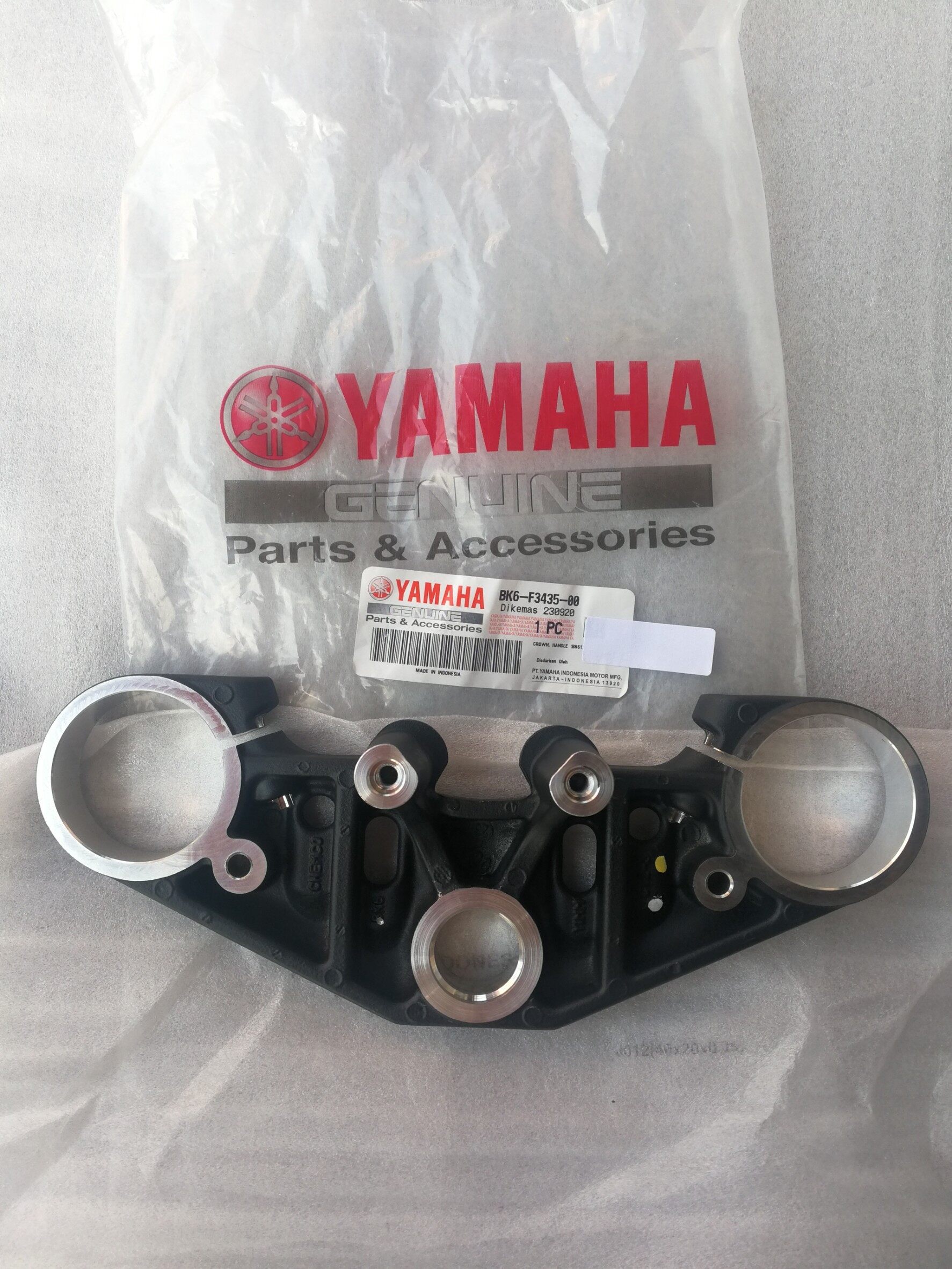 แผงคอบน Yamaha R-15 New แท้ศูนย์ (Crown, Handle BK6-F3435-00)