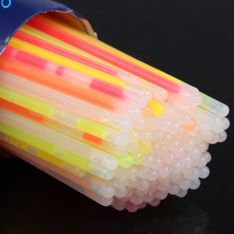 แท่งไฟเรืองแสง 100 ชิ้นพร้อมตัวต่อ 100 ตัว Glow Stick มีให้เลือก 8 สี