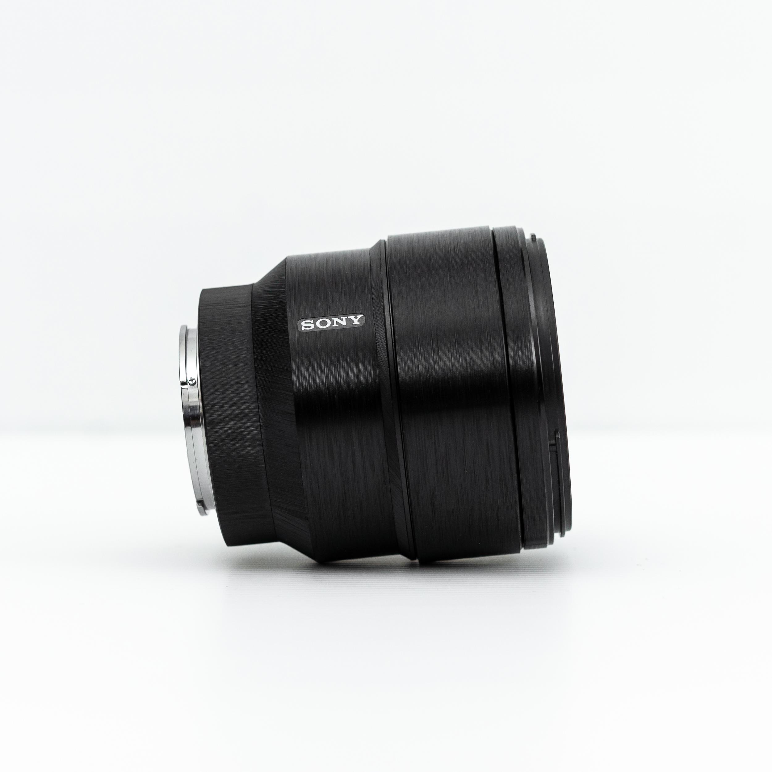 สติ๊กเกอร์ ฟิล์มกันรอยเลนส์ Sony FE 85mm F1.8 ลาย Brush Black ( Protective Lens Film for SEL85F18 )
