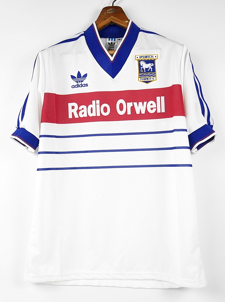 T-shirt Calcio Retrò Ipswich Town Anni '50 – Stemma Ricamato (Taglie S-2XL, Unisex)