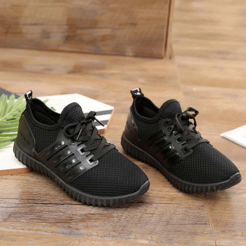ภาพหน้าปกสินค้าMARIANS รองเท้ากีฬาคู่รัก รองเท้ากีฬาลำลอง รองเท้าวิ่งที่ใส่สบายและระบายอากาศได้ดี รองเท้าผ้าใบสีดำล้วน