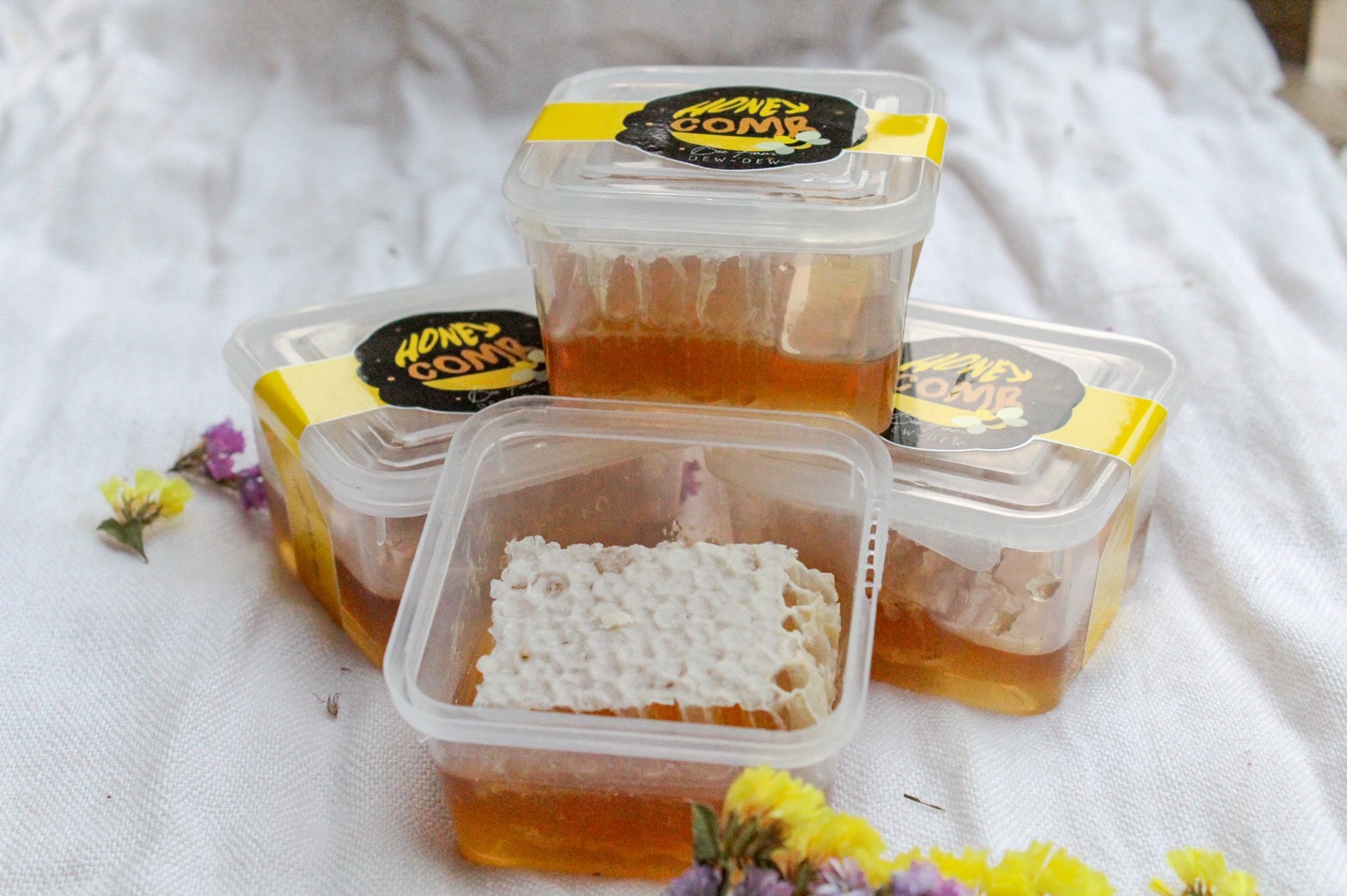 รวงน้ำผึ้ง Honeycomb ขนาด 79 กรัม - ฟาร์มผึ้งดิ่วดิ๊ว - จำหน่ายน้ำผึ้งแท้ รวงผึ้งแท้ 100%