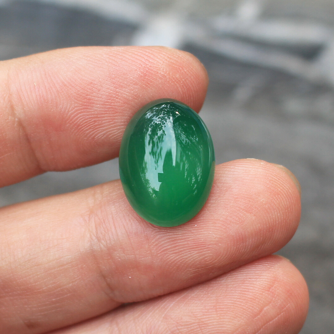 พลอยโมรา (Chalcedony/ Agate) สีเขียวหยก น้ำหนัก 11.55 กะรัต พลอยแท้ จากประเทศแอฟริกา