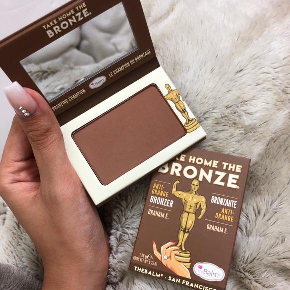 The Balm Take Home The Bronze 7.08 g #GRAHAM E. บรอนเซอร์เนื้อบางเบาเนียนละเอียดเพื่อมอบประกายผิวสวยโกลว์แบบผิวสุขภาพดี