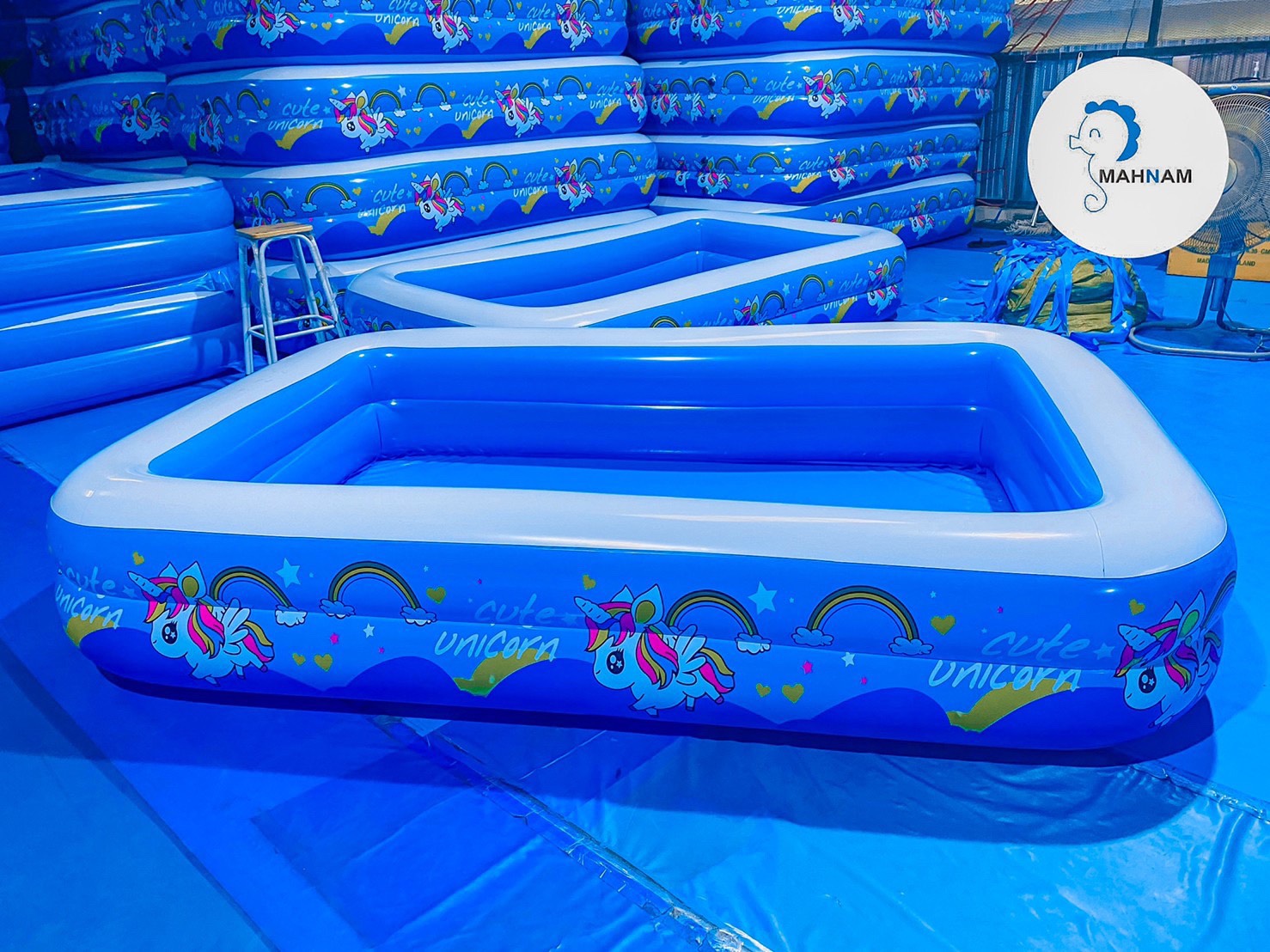 สระน้ำเป่าลม อ่างน้ำ สระว่ายน้ำ ลายยูนิคอนสีฟ้า ขนาด 2.62M. (2ชั้น) Mahnam ม้าน้ำ